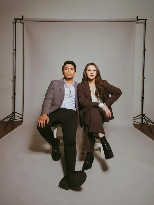 Lengkapi busana ngantornya, Aaliyah dan Thariq kenakan blazer dan boots hitam [@aaliyah.massaid]