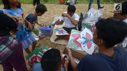 Pedagang layang-layang melayani pembeli saat berjualan di tepi Kanal Banjir Timur (KBT), Jakarta, Jumat (5/7/2019). Layang-layang sangat diminati berbagai kalangan dari anak-anak hingga orang dewasa. (merdeka.com/Imam Buhori)