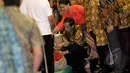 Presiden Joko Widodo melihat cabai di Jakarta Food Security Summit, Jakarta, Kamis (12/2/2015).  Acara ini ditujukan untuk mewujudkan karya dan komitmen para pelaku usaha dalam skala nasional dan internasional. (Liputan6.com/Faizal Fanani)