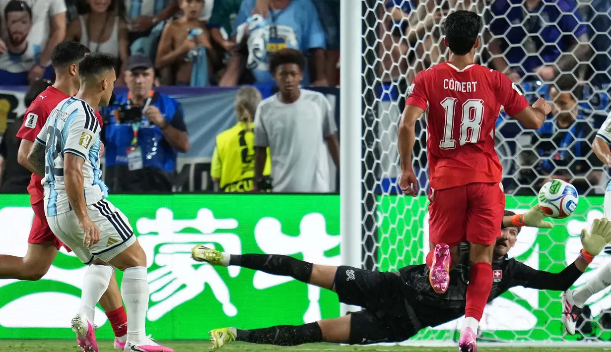 Pemain Argentina Lautaro Martinez mencetak gol ketiga mereka selama pertandingan perempat final Piala Dunia antara Argentina dan Swiss di Kansas City, Mo., Sabtu, 11 Juli 2026. (AP Photo/Abbie Parr)