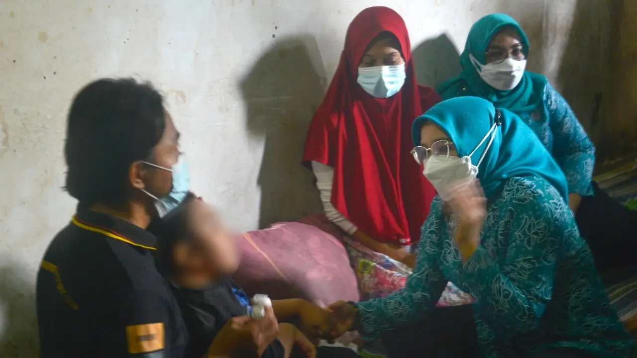 Istri Eri Cahyadi mendatangi rumah penderita celebral palsy di Petemon Surabaya. (Dian Kurniawan/Liputan6.com)