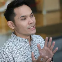 Beberapa hari lagi, Ben Kasyafani akan mengakhiri masa duda. Ben akan mempersunting perempuan bernama Nesyana Ayu Nabila atau biasa disapa Ines. Berbagai persiapan telah dipersiapkan, termasuk undangan. (Adrian Putra/Bintang.com)