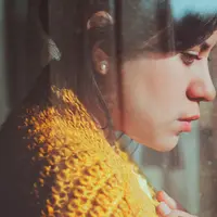 Kalau terlalu gengsi untuh mengeskpresikan rindu, kamu bisa pakai "kode" sambil berharap dia paham. (Foto: p3health.net)