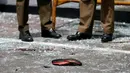 Sepatu korban terlihat di depan Gereja St Anthony's Shrine setelah ledakan di Kochchikade, Kolombo, Sri Lanka, Minggu (21/4). Selain gereja, serangan teror di Sri Lanka juga menyasar tiga hotel yaitu Hotel Shangri La, Cinnamon Grand, dan Hotel Kingsbury. (REUTERS/Dinuka Liyanawatte)