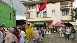 Warga antre membeli sembako murah di Kantor Kelurahan Cililitan, Jakarta, Rabu (2/2/2022). Pasar murah ini menyediakan minyak goreng dengan harga subsidi yakni Rp 14.000 per liter, beras 5kg dengan harga Rp 55.000 serta telur, susu UHT, gula pasir dan tepung terigu. (Liputan6.com/Herman Zakharia)