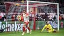 Pemain Bayern Munchen, Harry Kane, melakukan selebrasi setelah mencetak gol ke gawang Lazio pada laga leg kedua babak 16 besar Liga Champions yang dihelat di Allianz Arena, Rabu (6/3/2024). Lazio menang dengan skor 3-0. (Sven Hoppe/DPA via AP)