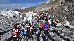 Sejumlah peserta memulai lomba lari maraton di Gunung Everest, Nepal, Minggu (29/5). Lebih dari 150 pelari lokal dan dari negara lain berpartisipasi dalam lomba lari maraton tertinggi di dunia tersebut. (HO/HIMEX/AFP)