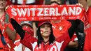 Fans Swiss membentangkan syal untuk memberikan semangat kepada timnya saat melawan Prancis pada grup A Euro 2016 di Stadion Pierre-Mauroy, Lille (20/6/2016) WIB. (AFP/Francois Lo Presti)
