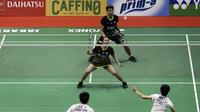 Ganda Campuran Indonesia, Praveen Jordan/Melati Daeva Oktavianti, saat menghadapi pasangan Taiwan Lee Yang/Yang Ching Tun pada laga Indonesia Masters 2020 di Istora, Jakarta, Kamis (16/1). Praveen/Melati menang 20-22, 21-12 dan 21-12. (Bola.com/Yoppy Renato)