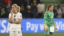 Kiper Amerika Serikat, Alyssa Naeher (kanan) dan rekannya Horan setelah kalah dari Swedia pada babak adu penalti saat laga 16 besar Piala Dunia Wanita 2023 di Melbourne Rectangular Stadium, Melbourne, Australia, 6 Agustus 2023. (AP Photo/Hamish Blair)