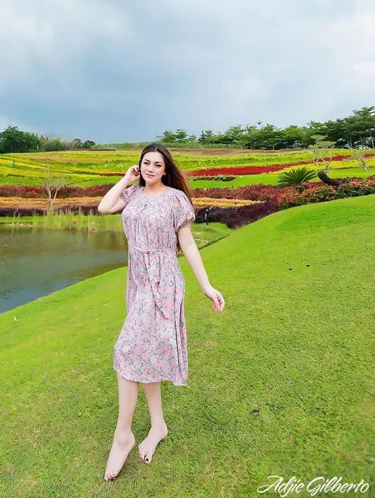 "Terima kasih (dibilang cantik karena pakai hijab) hehe. Makasih-makasih, itu karena momentumnya aja lagi puasa lagi pengajian kan menghargai aja. Teman-teman aku pakaiannya tertutup masa aku terbuka sendiri. Jadi menutup aurat aja," jelas Celine. (Instagram/celine_evangelista)