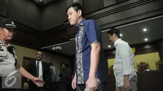 Mantan Presiden Direktur PT Agung Podomoro Land, Ariesman Widjaja usai menjalani Sidang Vonis di  Pengadilan Tipikor Jakarta, Kamis (1/9). (Liputan6.com/Helmi Afandi) 