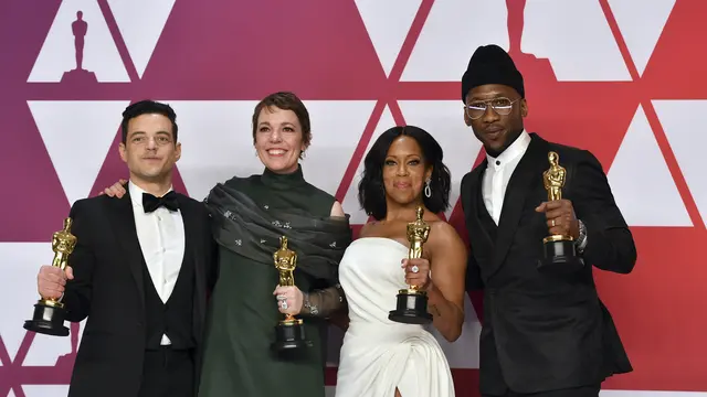 Rami Malek, Mahershala Ali, Regina King, dan Olivia Colman, berpose bersama piala Oscar masing-masing.  (Photo by Jordan Strauss/Invision/AP)