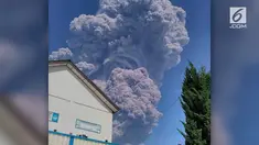 Gunung Sinabung meletus Senin (19/2) pagi. Letusan itu membuat asap tebal keluar dari dalam kawah setinggi 5 KM