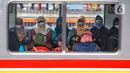 Penumpang berada di dalam kereta rel listrik (KRL) menunggu keberangkatan di Stasiun Tanah Abang, Jakarta, Rabu (17/1/2023). Jumlah penumpang kereta rel listrik (KRL) Commuterline Jabodetabek telah menembus 11 juta orang memasuki pekan ketiga Januari 2023 usai PPKM dicabut. (Liputan6.com/Angga Yuniar)