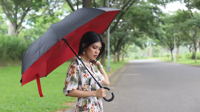 wanita desember sedih payung
