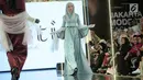 Model dengan busana rancangan desainer Resti by Rizki Haristia dalam Jakarta Modest Fashion Week 2018 (JMFW) di Gandaria City, Jakarta, Kamis (26/7). JMFW juga diikuti 21 negara dari benua Australia, Eropa, Asia dan Afrika. (Liputan6.com/Faizal Fanani)