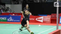 Ganda campuran Indonesia, Ricky Karandasuwardi/Pia Zebadiah Bernadet mengembalikan kok ke arah Wang Yi Lyu/Huang Dong Ping (China) saat babak pertama Indonesia Master 2020 melawan di Istora GBK, Jakarta, Selasa (14/1/2020). Ricky/Pia kalah dua set 9-21, 15-21. (Liputan6.com/Helmi Fithriansyah)