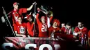 Para pemain Benfica berparade merayakan gelar Liga Portugal 2013/2014 di pusat kota Lisbon, Portugal, Senin (21/4/2014). (AFP PHOTO/PATRICIA DE MELO MOREIRA)