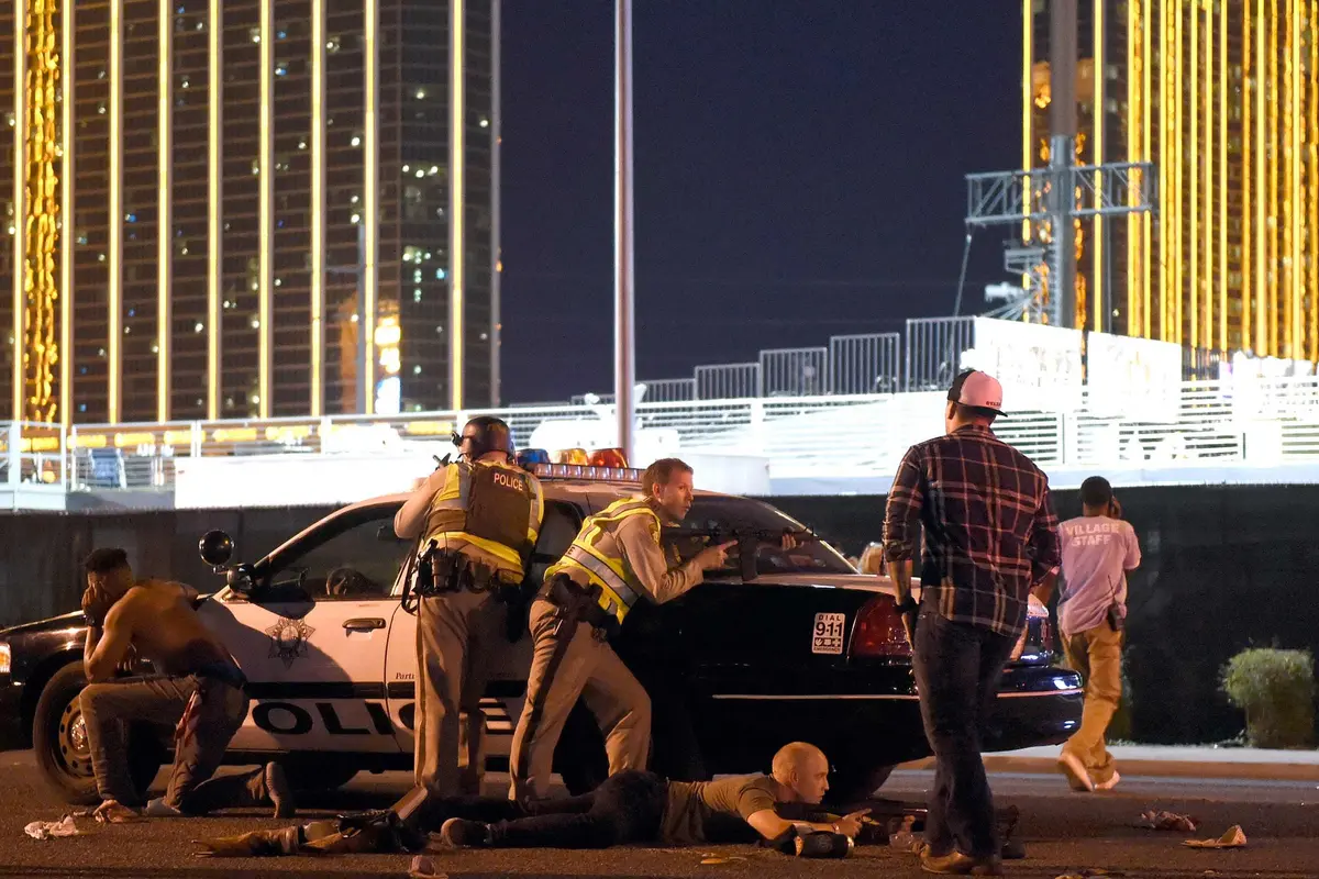 Petugas Las Vegas berjaga di luar lapangan festival musik Route 91 Harvest country setelah seorang penembak melakukan aksinya di Las Vegas, Nevada (1/10). Dikabarkan beberapa orang termasuk seorang polisi terkena tembakan. (David Becker/Getty Images/AFP)
