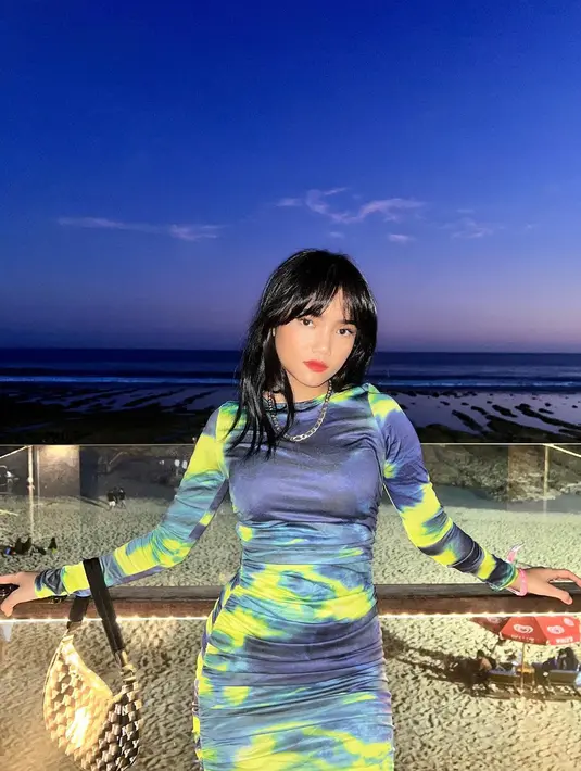 Melihat gaya slay Fuji mengenakan dress tie-dye bernuansa biru kekuningan. Dress ini memiliki lengan panjang dan membalut tubuh Fuji dengan amat baik. [Foto: Instagram/fuji_an]