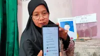 Soimah (45), menunjukkan pesan yang masuk di Direct Message (DM) Instagram-nya, yang menggunakan nama anaknya (Liputan6.com / Nefri Inge)