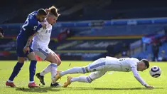 Pemain Leeds United Ezgjan Alioski menggiring bola saat melawan Chelsea pada pertandingan Liga Inggris di Stadion Elland Road, Leeds, Inggris, Sabtu (13/3/2021). Pertandingan berakhir 0-0. (Laurence Griffiths/Pool via AP)