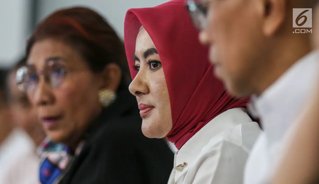 Dirut Pertamina Nicke Widyawati memberikan keterangan pers terkait tumpahan minyak di Kementerian Kelautan dan Perikanan, Kamis (1/8/2019). Tumpahan minyak spill terjadi laut pantai utara Karawang dan Pertamina siap mengganti kerugian kepada semua pihak yang terimbas. (Liputan6.com/Johan Tallo)