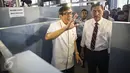 Menkumham Yasonna Laoly menujukkan simulasi ruangan sterilasi  di lapas kepada Menkopolhukam Luhut Binsar Pandjaitan seusai memberikan arahan dan pemantapan kepada kepala Lapas dan Rutan se-Indonesia di Jakarta, Selasa (5/4). (Liputan6.com/Faizal Fanani)