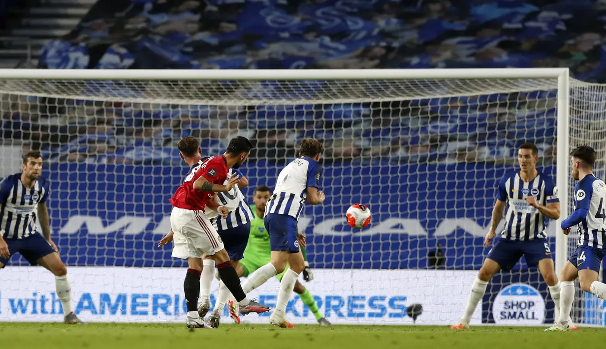 Pemain Manchester United Bruno Fernandes (kanan) mencetak gol ke gawang Brighton pada pertandingan Premier League di Stadion AMEX, Brighton, Inggris, Selasa (30/6/2020). Manchester United menang 3-0 dengan dua gol dicetak Bruno Fernandes. (AP Photo/Alastair Grant, Pool)