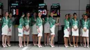 Sejumlah grid girl atau gadis pendamping bersiap untuk mendampingi para pembalap sebelum dimulainya Grand Prix Formula 1 Malaysia di Sepang (1/10). Para gadis payung ini terlihat seksi dengan baju ketat yang dikenakannnya. (AFP Photo/Manan Vatsyayana)