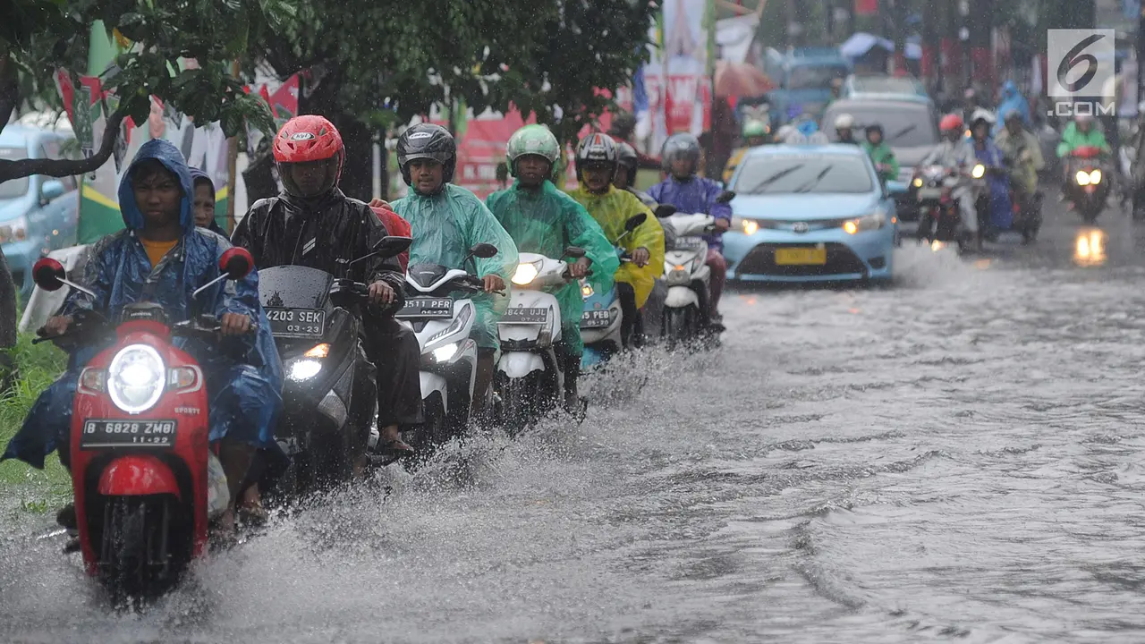 Hujan Deras Sebabkan Banjir di Jalan Raya Cinere