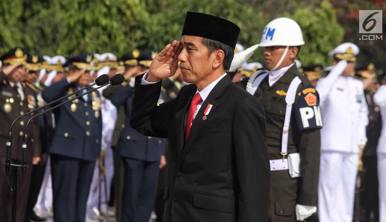 Presiden RI, Joko Widodo memberi hormat saat memimpin upacara Peringatan Hari Pahlawan 2017 di Taman Makam Pahlawan Nasional Kalibata, Jakarta, Jumat (10/11). (Liputan6.com/Pool)