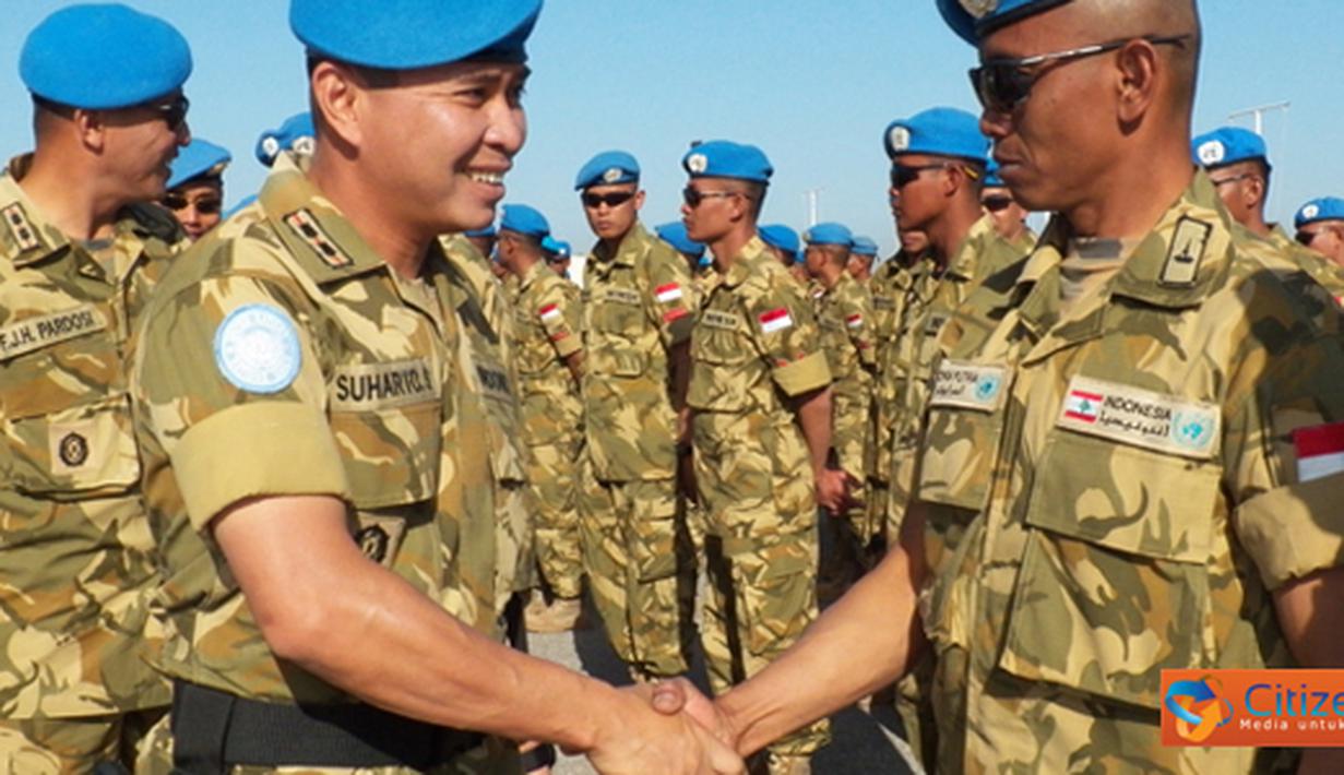 Citizen6, Adshid al Qusayr: Dansatgas Indobatt Konga XXIII-F/UNIFIL, Letkol Inf Suharto Sudarsono melepas 195 personel Indobatt untuk melaksanakan dinas cuti gelombang kelima, di Lapangan Soekarno, Markas Indobatt, Kamis (7/6). (Pengirim: Badarudin Bakri)