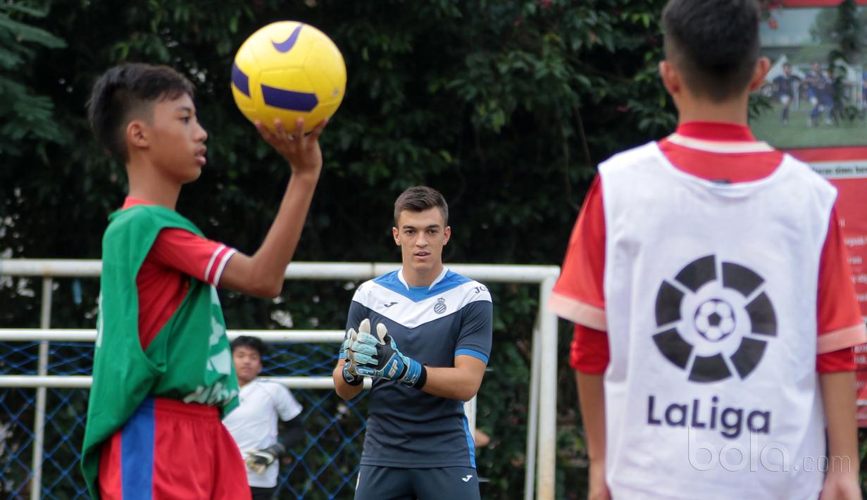 Gaya kiper Espanyol B, Eduardo Frias saat  memberikan Coaching Clinic di Lapangan AKRI, Ampera, Jakarta, Minggu (16/7/2017). Coaching Clinic ini diikuti oleh SSB Tik Tak. (Bola.com/Nicklas Hanoatubun)