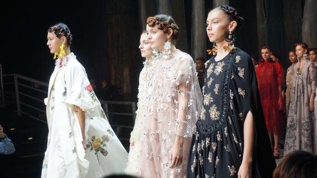 Bukti Cinta Biyan Pada Karya Ivan Makarov, 126 Busana yang Indah