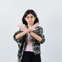 Tidak ada kata terlalu dini untuk mengajarkan anak-anak Anda siapa orang asing dan bagaimana menghindari situasi yang tidak aman. [Dok/Freepik.com/8photo].