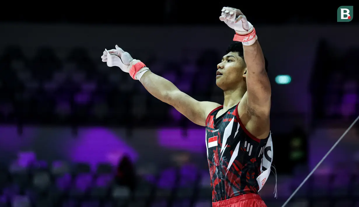 <p>Pesenam putra Indonesia, Satria Tri Wira Yudha melakukan selebrasi setelah beraksi pada nomor palang tunggal dalam Kejuaraan Dunia Gimnastik 2025 di Indonesia Arena, Senayan, Jakarta, Senin (20/10/2025). (Bola.com/Bagaskara Lazuardi)</p>