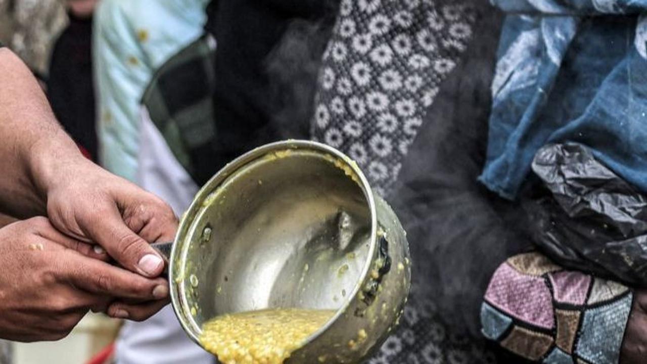 Anak-anak bersama pengungsi Palestina lainnya harus sabar mengantre untuk mendapatkan makanan berbuka puasa. Foto: SAID KHATIB / AFP<br>