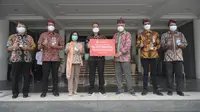 Wali Kota Surabaya Eri Cahyadi menerima donasi dari Badan Musyawarah Perbankan Daerah (BMPD) Jatim. (Dian Kurniawan/Liputan6.com)