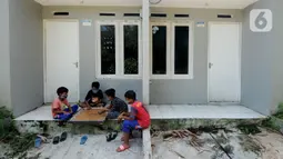 Anak-anak bermain di depan pembangunan rumah bersubsidi di Kompleks Perumahan Grand Viona, Ciseeng, Bogor, Selasa (8/6/2021). Walaupun pada tahun lalu pembangunan rumah bersubsidi hanya tercapai 950.000 unit rumah dari target satu juta rumah. (merdeka.com/Arie Basuki)