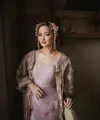 Didiet Maulana menghadirkan sebuah taman bunga pada gaun pengantin Joanna Alexandra (@joannalexandra)