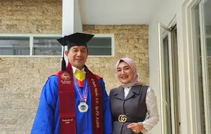 Suami Wisuda Sarjana Hukum, Nini Carlina Bangga