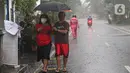 Sejumlah warga antre untuk mendapat takjil gratis di Jalan Cempaka Putih Tengah XXI, Jakarta, Selasa (5/4/2022). Hujan deras yang mengguyur kawasan tersebut tidak menghalangi warga untuk mendapatkan takjil gratis. (Liputan6.com/Herman Zakharia)