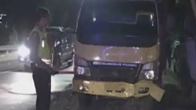 Ditabrak Truk Minibus Tergantung Dijembatan