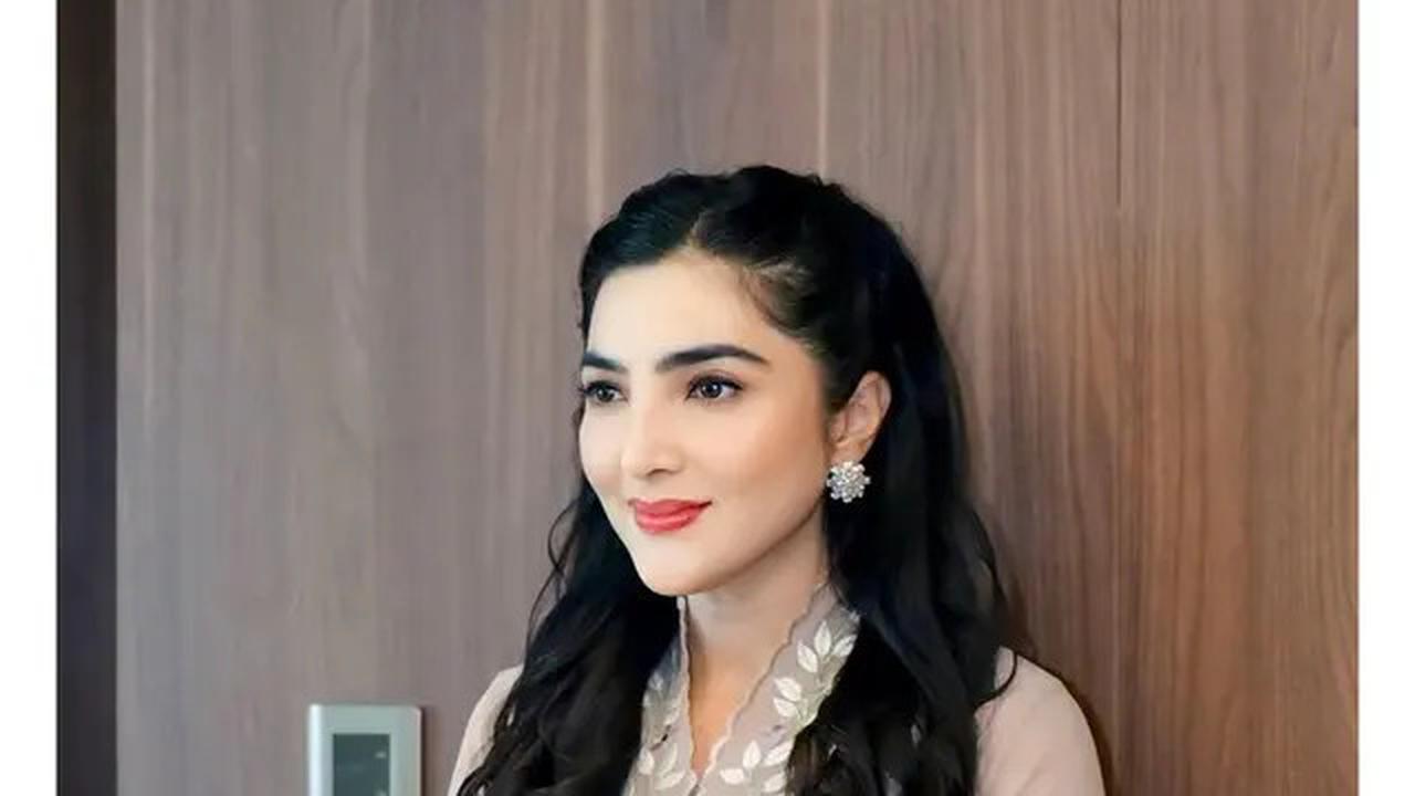 6 Potret Outfit Kebaya Ashanty di Kondangan Teman Kuliah, Inspirasi Gaya Elegan
