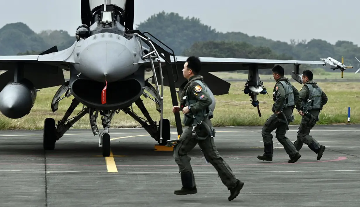 Pilot Angkatan Udara Taiwan berlari dekat jet tempur F-16V saat latihan di Chiayi, Taiwan, Rabu (5/1/2022). Pilot Angkatan Udara Taiwan melakukan latihan untuk mensimulasikan intersepsi pesawat China ke zona identifikasi pertahanan udara Taiwan. (Sam Yeh/AFP)
