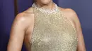 Sementara itu, Eva Longoria membiarkan gaunnya yang memukau itu berbicara, dan menambahkan sedikit sentuhan gemerlap dengan anting-anting berliannya. (Frazer Harrison / GETTY IMAGES NORTH AMERICA / Getty Images via AFP)