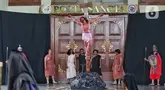 Umat Katolik memeragakan drama penyaliban Yesus Kristus dalam Tablo Jalan Salib atau Tablo Jumat Agung di Gereja Santo Matius Penginjil Bintaro, Tangerang Selatan, Banten, Jumat (18/4/2025). (Liputan6.com/Angga Yuniar)