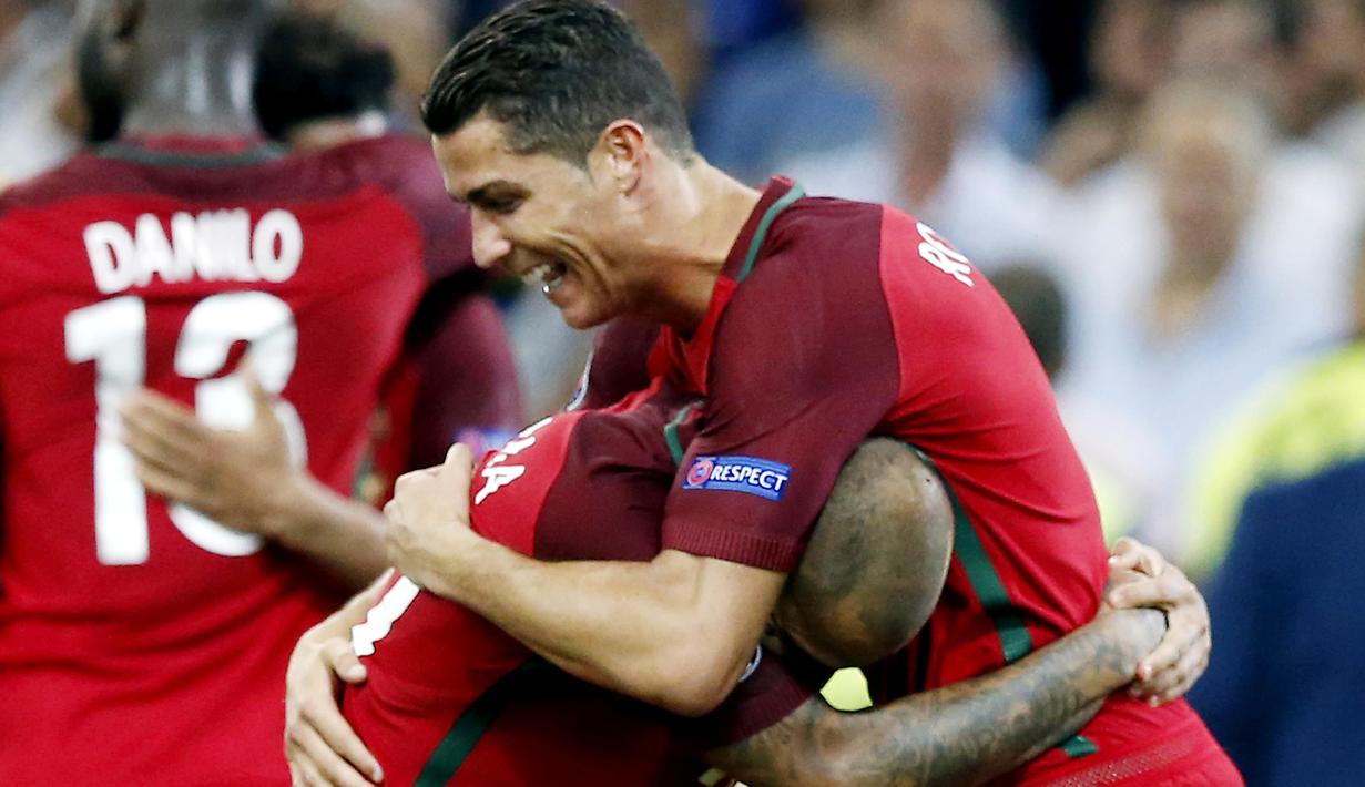 Cristiano Ronaldo dan Ricardo Quaresma merayakan kemenangan Portugal atas Polandia pada perempat final Piala Eropa 2016 di Stade Velodrome, Marseille, Jumat (30/6/2016) dini hari WIB. (EPA/Guillaume Horcajuelo)
